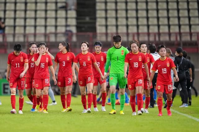 张国柱特写张海宇饰演的体育生谢伦摸头暗自窃喜，内心的小兴奋情不自禁溢于言表；周楚濋饰演的周小弥，迷离小眼神暴露了她初次喝醉的恍惚，人生中第一次宿醉，就像她手中的啤酒瓶,装满了无畏与偶尔的疯狂